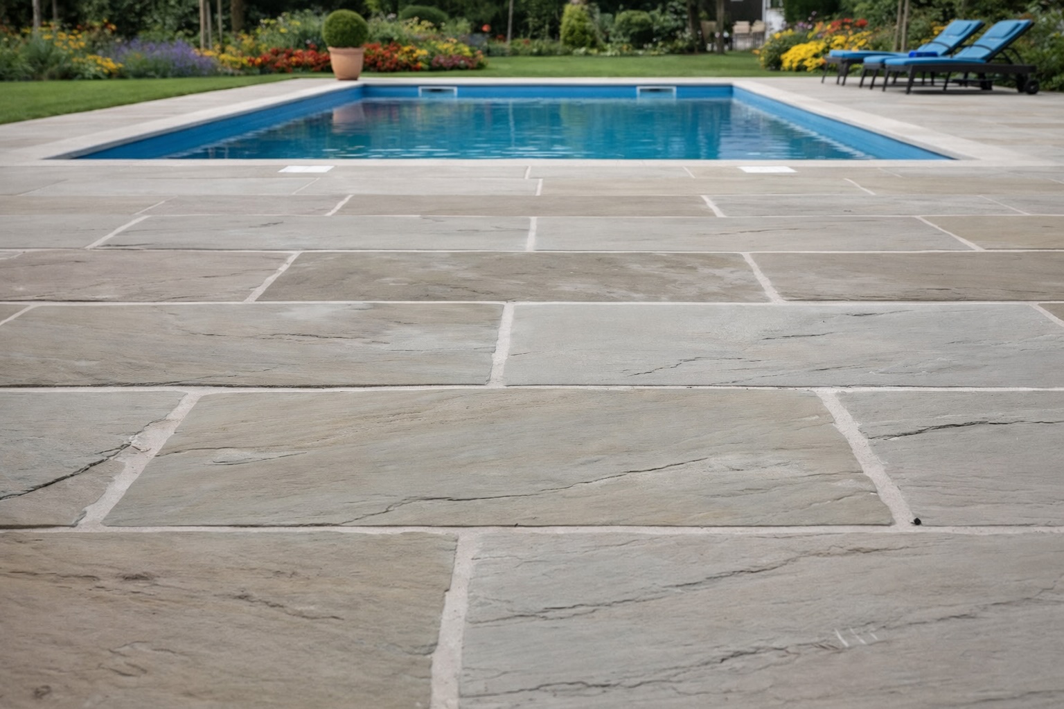 dlažba z pískovce u bazénu